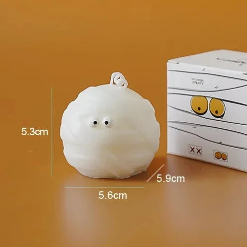 A white, fluffy, cloud-like novelty candle or decorative object shown next to its white box with cartoon eyes, on an orange-brown background. Measurement lines and text indicate dimensions of the white item, with Chinese text at the bottom describing color and scent.
