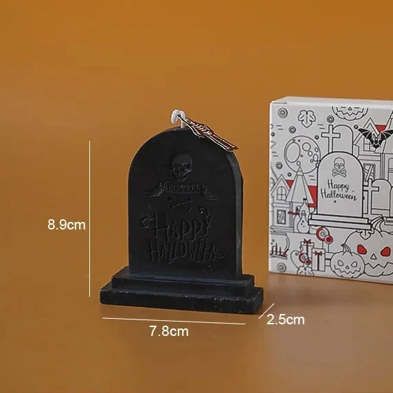 A Halloween tombstone decoration in black wood with a silver hanging loop, shown next to its illustrated white box on a warm brown background. Measurement labels are overlaid on the product photo, and a Chinese text banner appears along the bottom with product color and weight details.