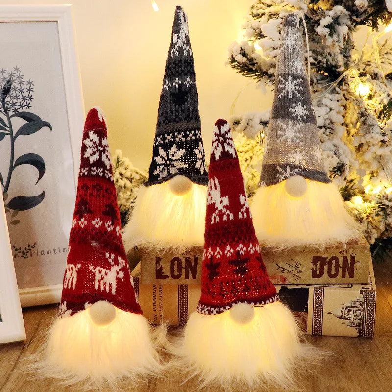 Decorative gnomes with knitted hats in front of a Christmas tree.